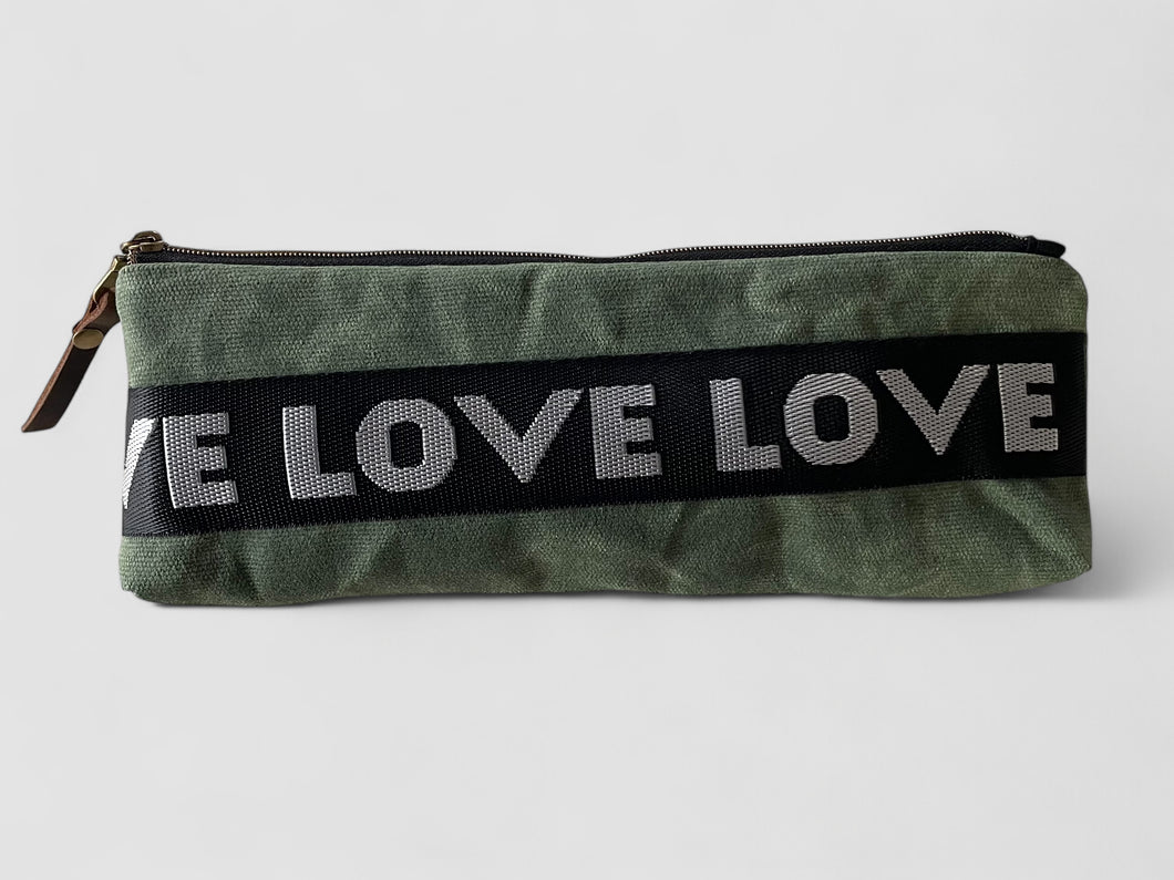 LOVE pouch - green