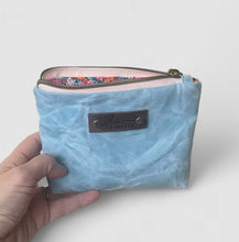 Load image into Gallery viewer, Ellie - glacier
